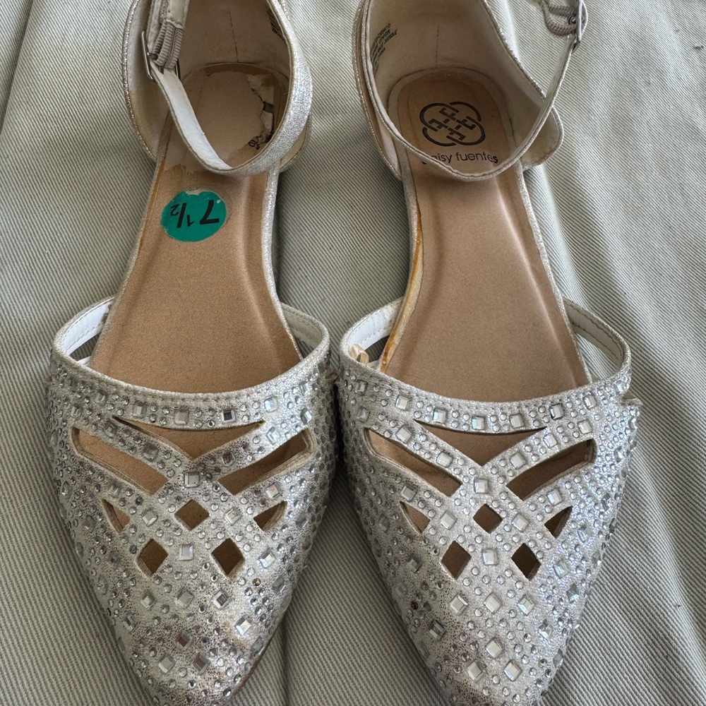 Elegant Silver Daisy Fuentes Women's Shoes